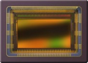 CMV2000 – высокоскоростной КМОП сенсор с разрешением 2048 x 1088 пикселей размером 5.5 х 5.5 мкм, оптическим форматом 2/3” и совместимый с HD. Конвейерная кадровая архитектура позволяет производить экспозицию во время считывания предыдущего кадра, а также