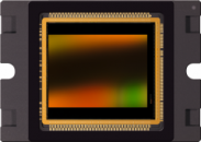 CMV12000 – высокоскоростной КМОП сенсор с разрешением 4096 x 3072 пикселей размером 5,5 х 5,5 мкм, оптическим форматом типа APS и совместимый с Super HD. Конвейерная кадровая архитектура позволяет производить экспозицию во время считывания предыдущего кад